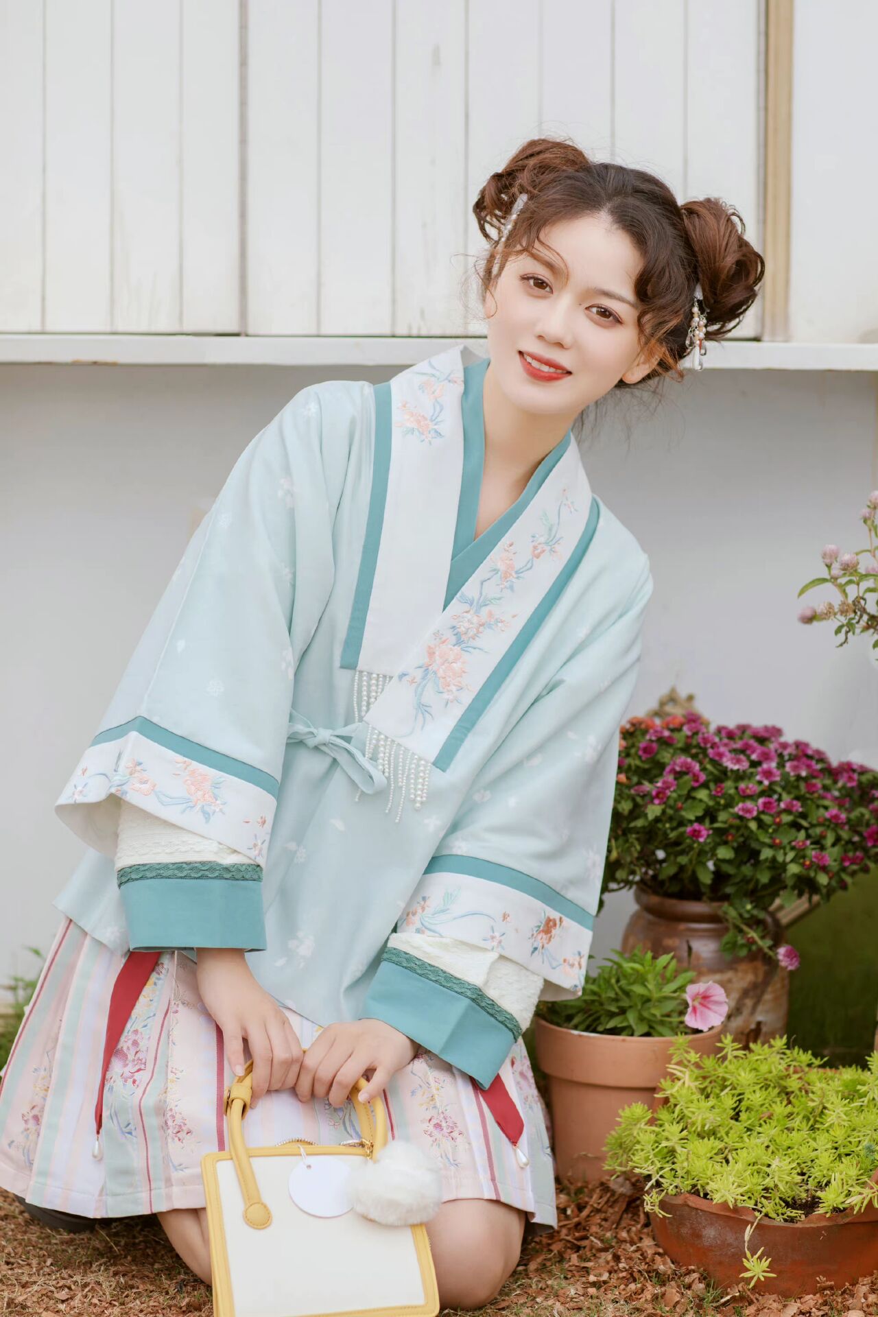 今年流行一种穿搭叫汉服短裙不仅显瘦减龄还很高级